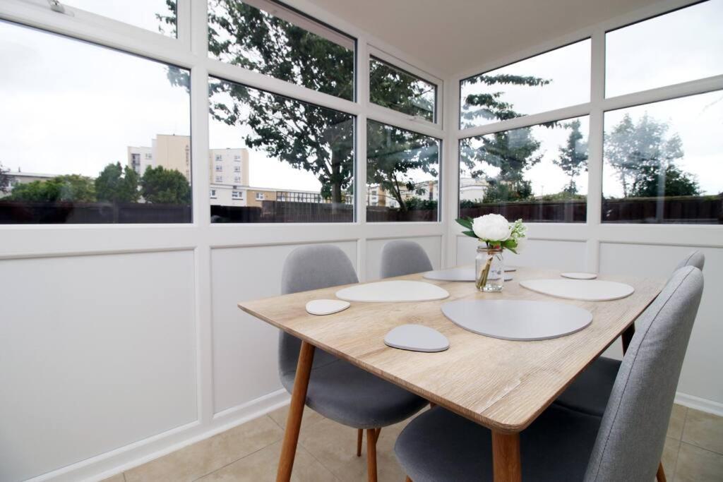 Family Home In The Charming Coastal Town Of Barry Bagian luar foto
